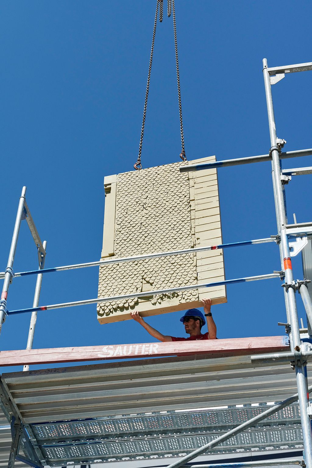 Strukturmatrize wird auf der Baustelle versetzt