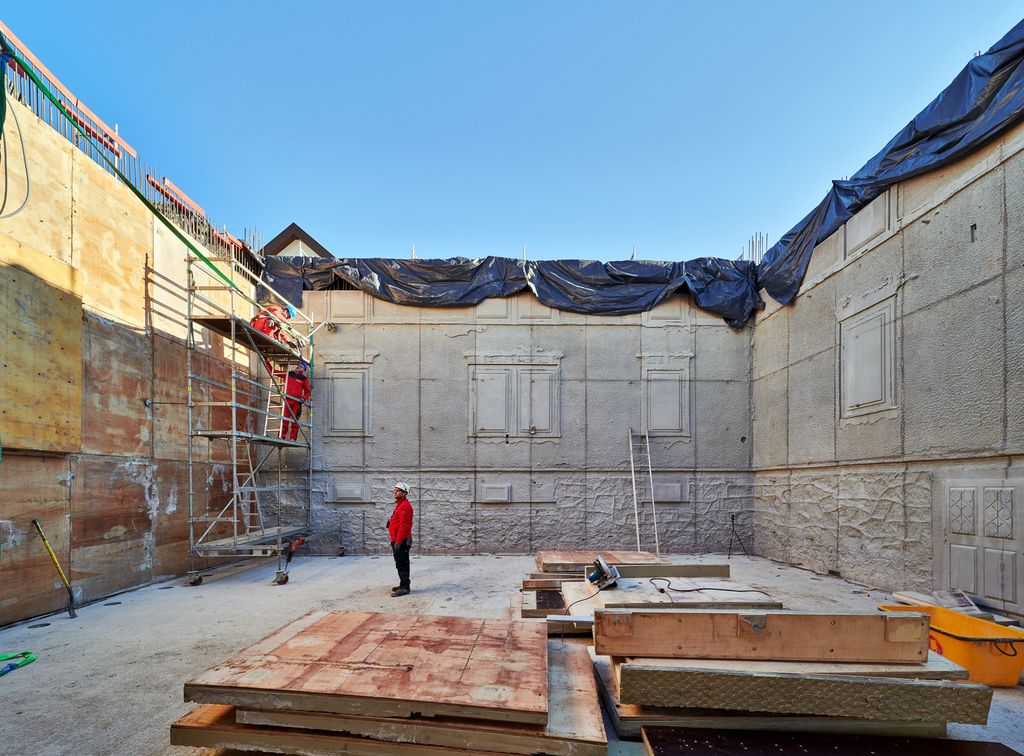 Die Enthüllung des Reliefs nach Abnahme der Schalungen