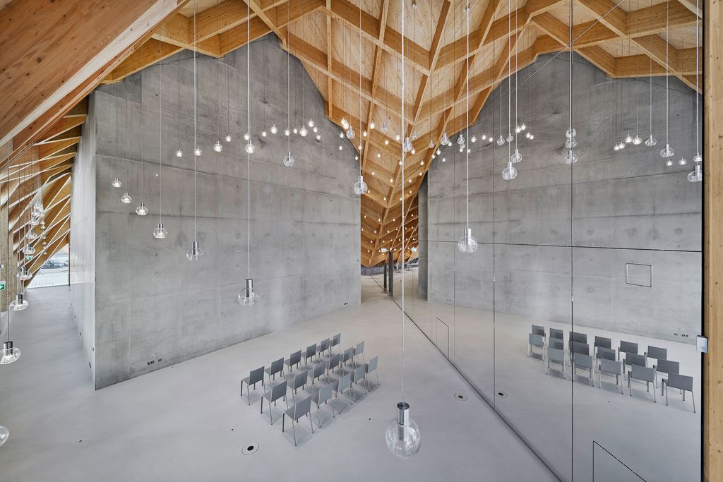 Foyer mit Spiegelwand und Holzkassettendecke