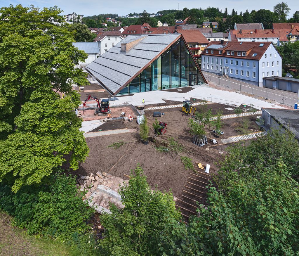 Das Außengelände entsteht: Das Siedle Haus im Juli 2025