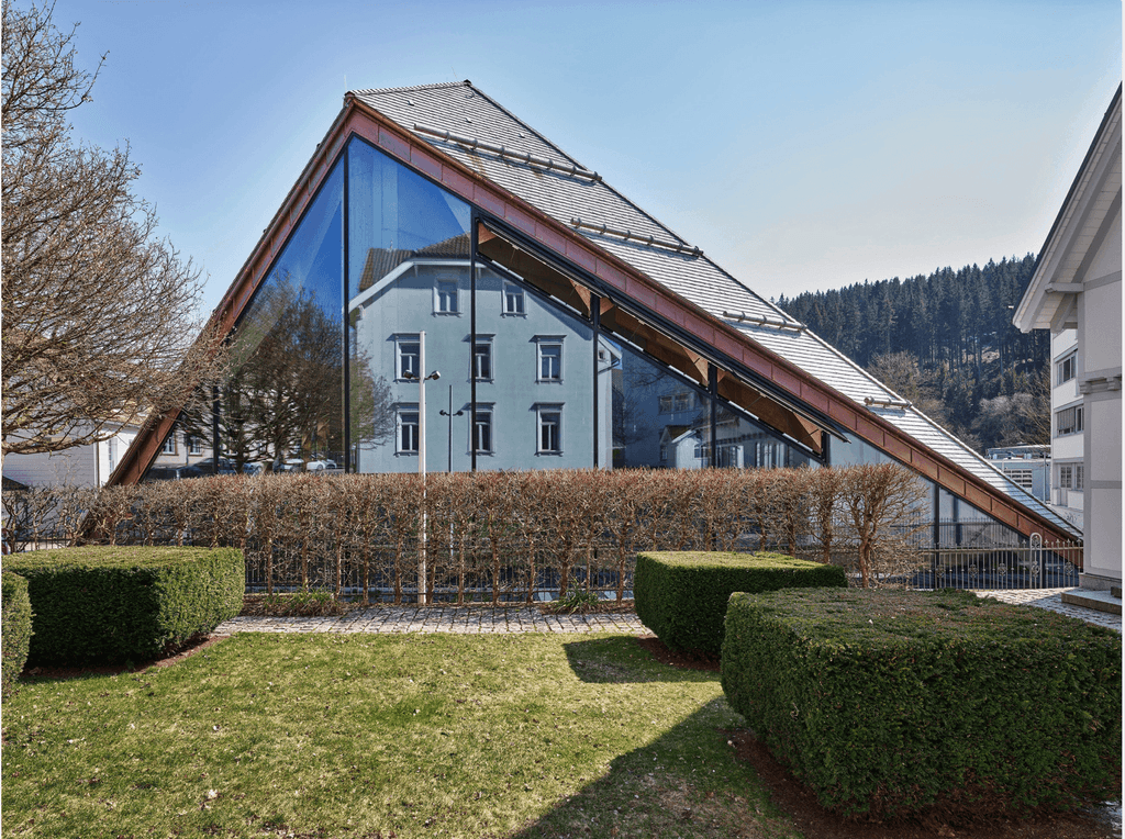 Das Siedle Haus mit Spiegelung der Siedle Villa
